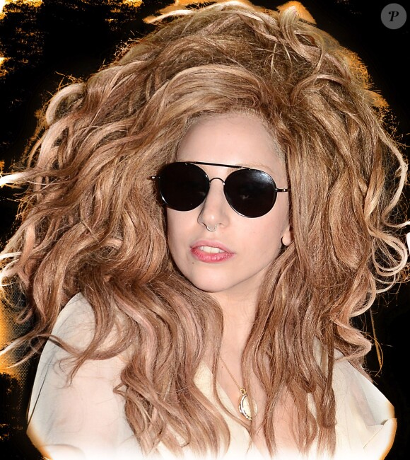Lady Gaga sort du restaurant Craig's Restaurant, à West Hollywood, Los Angeles, le 23 septembre 2013.