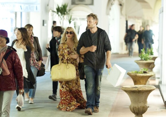 La jolie Jessica Simpson et son fiancé Eric Johnson à Capri, en Italie, le 16 octobre 2013.