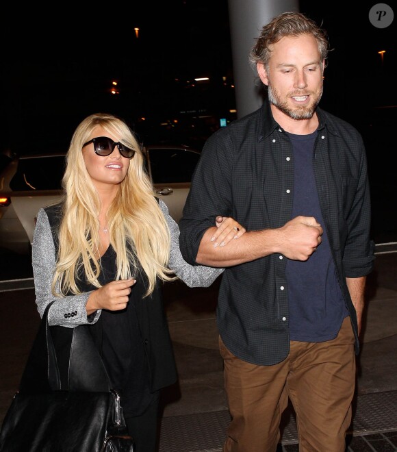 Jessica Simpson et son fiancé Eric Johnson arrivent à l'aéroport de Los Angeles, le 13 octobre 2013.