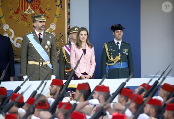 Le prince Felipe et la princesse Letizia d'Espagne lors de la parade militaire de la Fête nationale à Madrid, le 12 octobre 2013.