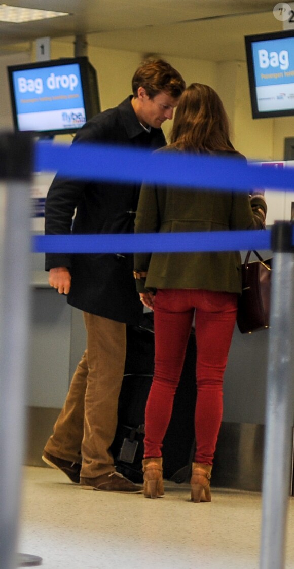 Pippa Middleton et son boyriend Nico Jackson s'enregistrent à l'aéroport d'Inverness, en Ecosse, le 20 octobre 2013. Direction Londres, pour le baptême du prince George le 23 au palais Saint James.