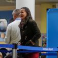 Pippa Middleton, de bonne humeur, et son boyriend Nico Jackson étaient à l'aéroport d'Inverness, en Ecosse, le 20 octobre 2013. Direction Londres, pour le baptême du prince George le 23 au palais Saint James.