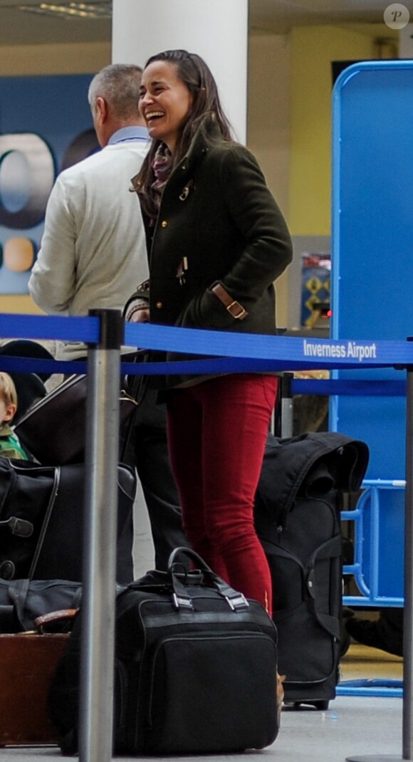 Pippa Middleton, de bonne humeur, et son boyriend Nico Jackson étaient à l'aéroport d'Inverness, en Ecosse, le 20 octobre 2013. Direction Londres, pour le baptême du prince George le 23 au palais Saint James.