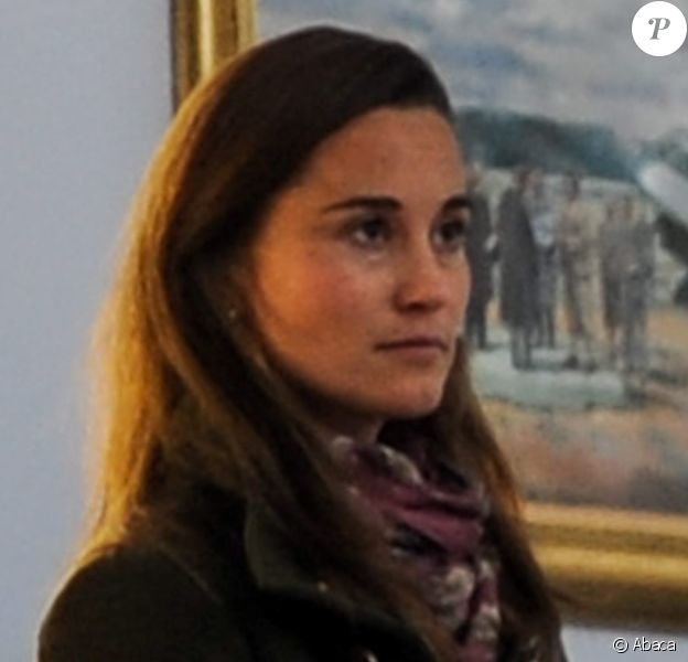 Pippa Middleton à l'aéroport d'Inverness, en Ecosse, le 20 octobre 2013, d'où elle décollait avec son petit ami Nico Jackson. Direction Londres, pour le baptême du prince George le 23 au palais Saint James.