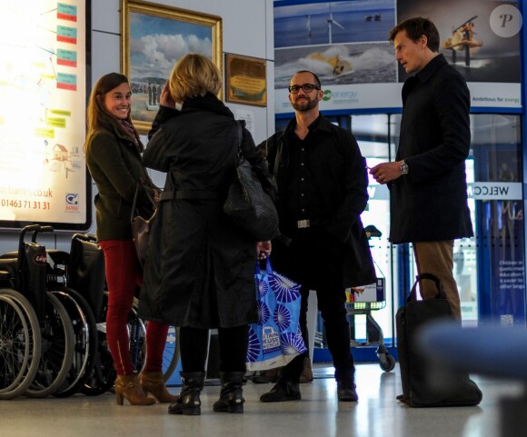 Pippa Middleton et son compagnon Nico Jackson à l'aéroport d'Inverness, en Ecosse, le 20 octobre 2013. Direction Londres, pour le baptême du prince George le 23 au palais Saint James.