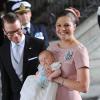 Baptême de la princesse Estelle de Suède le 22 mai 2012 à Stockholm. La créatrice britannique Suzannah Crabb a déclaré s'être inspirée de la robe de la princesse Victoria pour créer la tenue de Pippa Middleton pour le baptême de son neveu le prince George de Cambridge, le 23 octobre 2013 à Londres.