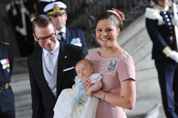 Baptême de la princesse Estelle de Suède le 22 mai 2012 à Stockholm. La créatrice britannique Suzannah Crabb a déclaré s'être inspirée de la robe de la princesse Victoria pour créer la tenue de Pippa Middleton pour le baptême de son neveu le prince George de Cambridge, le 23 octobre 2013 à Londres.