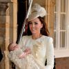 Kate Middleton en Alexander McQueen par Sarah Burton et chapeau Jane Taylor au baptême de son fils le prince George de Cambridge le 23 octobre 2013 au palais Saint James, à Londres.