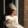 Kate Middleton en Alexander McQueen par Sarah Burton et chapeau Jane Taylor au baptême de son fils le prince George de Cambridge le 23 octobre 2013 au palais Saint James, à Londres.