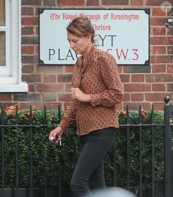 Carole Middleton au naturel dans Chelsea, à Londres, à quelques minutes du baptême de son petit-fils le prince George de Cambridge, le 23 octobre 2013.