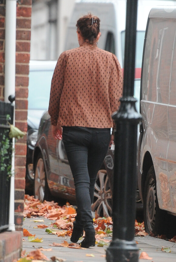 Carole Middleton au naturel dans le quartier de Chelsea, à Londres, à quelques minutes du baptême de son petit-fils le prince George de Cambridge, le 23 octobre 2013.