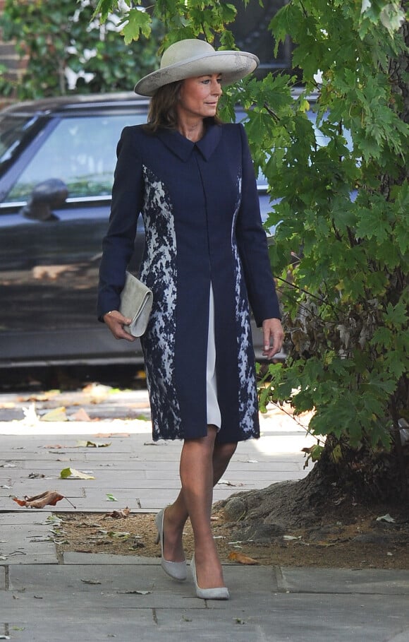 Carole Middleton dans Chelsea, en route pour le baptême de son petit-fils le prince George de Cambridge, le 23 octobre 2013.