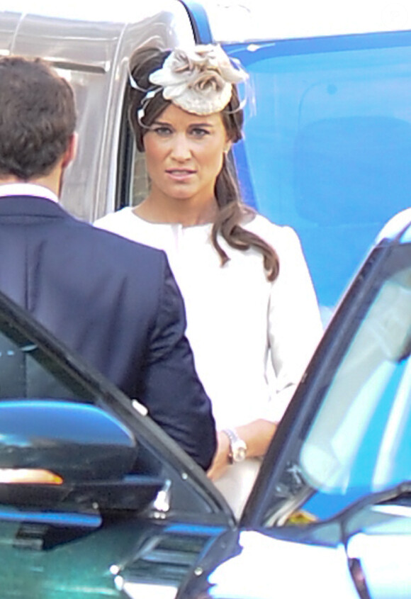 Pippa Middleton, en Suzannah Crabb, part du quartier de Chelsea pour se rendre au baptême de son neveu le prince George de Cambridge, le 23 octobre 2013.