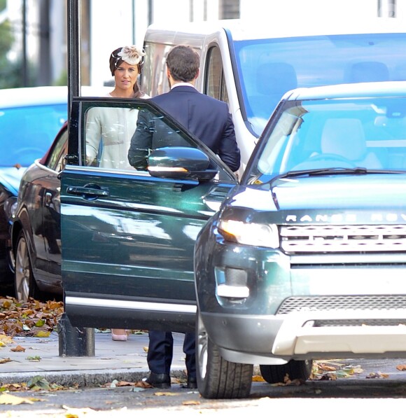 Pippa Middleton, avec son frère James, part du quartier de Chelsea pour se rendre au baptême de son neveu le prince George de Cambridge, le 23 octobre 2013.