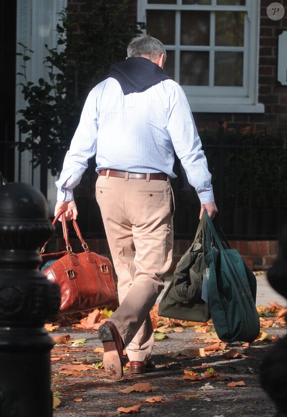 Michael Middleton au naturel dans le quartier de Chelsea, à Londres, à quelques minutes du baptême de son petit-fils le prince George de Cambridge, le 23 octobre 2013.