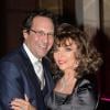 Joan Collins et son mari Percy Gibson lors de la soirée de lancement de l'autobiographie de Joan Collins Passion For Life à Londres le 21 octobre 2013 à l'hôtel Westbury de Mayfair