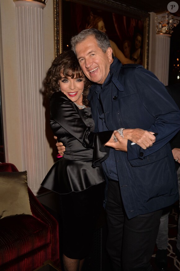 Joan Collins et Mario Testino lors de la soirée de lancement de l'autobiographie de Joan Collins Passion For Life à Londres le 21 octobre 2013 à l'hôtel Westbury de Mayfair