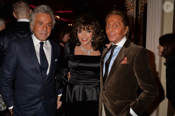 Giancarlo Giammetti, Joan Collins et Valentino lors de la soirée de lancement de l'autobiographie de Joan Collins Passion For Life à Londres le 21 octobre 2013 à l'hôtel Westbury de Mayfair