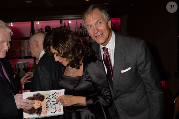 Joan Collins, Charles Delevingne lors de la soirée de lancement de l'autobiographie de Joan Collins Passion For Life à Londres le 21 octobre 2013 à l'hôtel Westbury de Mayfair