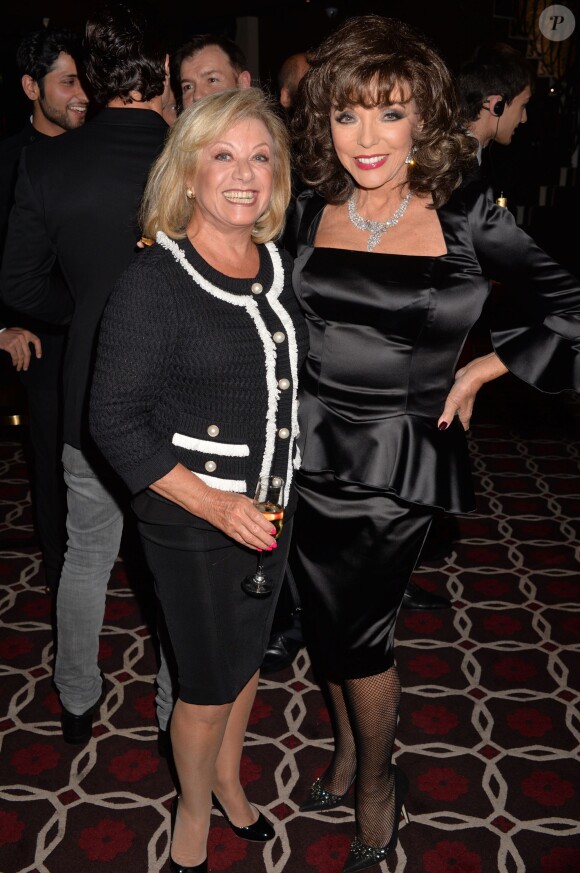 Joan Collins, Elaine Paige lors de la soirée de lancement de l'autobiographie de Joan Collins Passion For Life à Londres le 21 octobre 2013 à l'hôtel Westbury de Mayfair