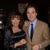 Joan Collins et son fils Sacha Newley lors de la soirée de lancement de l'autobiographie de Joan Collins Passion For Life à Londres le 21 octobre 2013 à l'hôtel Westbury de Mayfair