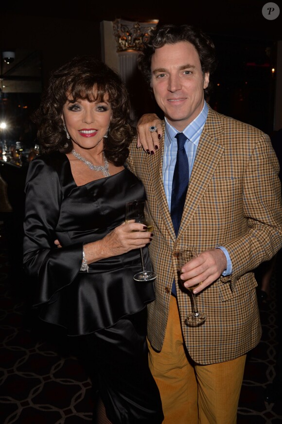 Joan Collins et son fils Sacha Newley lors de la soirée de lancement de l'autobiographie de Joan Collins Passion For Life à Londres le 21 octobre 2013 à l'hôtel Westbury de Mayfair
