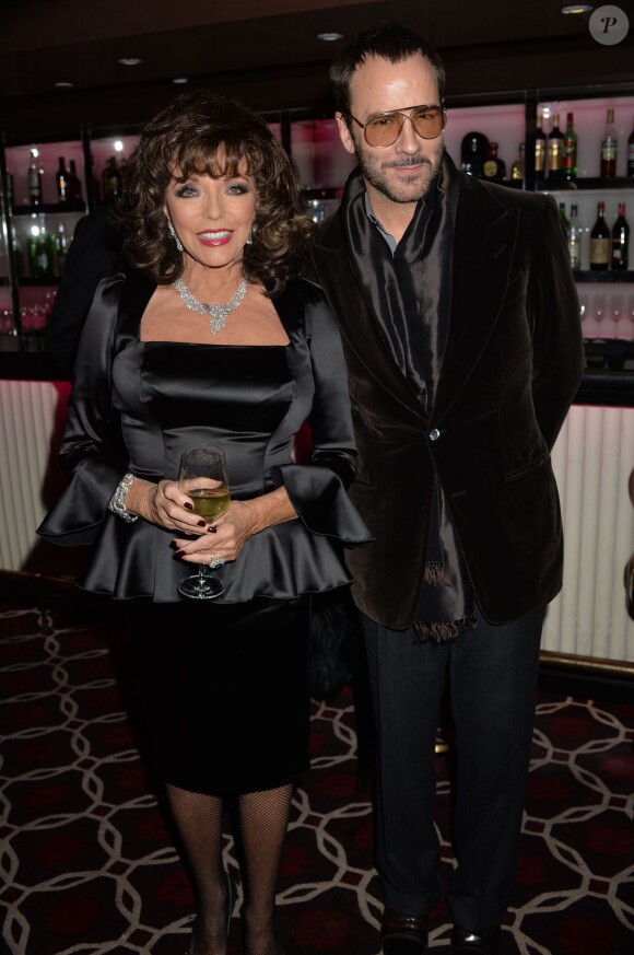 Joan Collins et Tom Ford lors de la soirée de lancement de l'autobiographie de Joan Collins Passion For Life à Londres le 21 octobre 2013 à l'hôtel Westbury de Mayfair