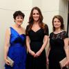 Kate Middleton, portant une robe Jenny Packham, pose avec Amanda Pullinger et Mimi Drake du 100 Women in Hedge Funds à Kensington Palace le 24 octobre 2013 pour un dîner de gala au profit de l'association Action on Addiction. La duchesse de Cambridge honorait le rendez-vous au lendemain du baptême de son fils le prince George.
