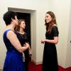 Kate Middleton, portant une robe Jenny Packham, parle avec Amanda Pullinger et Mimi Drake à Kensington Palace le 24 octobre 2013 pour un dîner de gala du 100 Women in Hedge Funds au profit de l'association Action on Addiction. La duchesse de Cambridge honorait le rendez-vous au lendemain du baptême de son fils le prince George.