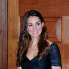 Kate Middleton, portant une robe Jenny Packham, à Kensington Palace le 24 octobre 2013 pour un dîner de gala du 100 Women in Hedge Funds au profit de l'association Action on Addiction. La duchesse de Cambridge honorait le rendez-vous au lendemain du baptême de son fils le prince George.