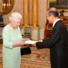 Elizabeth II recevant l'ambassadeur de la République de Corée Sungnam Lim en audience à Buckingham le 24 octobre 2013.