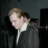 L'acteur américain Johnny Depp, les cheveux blonds, et sa compagne Amber Heard sortant du restaurant Ronnie Scott à Londres, le 25 octobre 2013