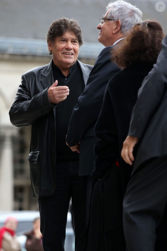 Pierre Péan et Jean-Pierre Chevènement, aux obsèques du journaliste Philippe Cohen au Père Lachaise à Paris, le 25 octobre 2013.
