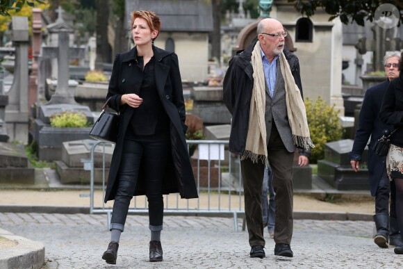Natacha Polony et Jean-François Kahn, aux obsèques du journaliste Philippe Cohen au Père Lachaise à Paris, le 25 octobre 2013.