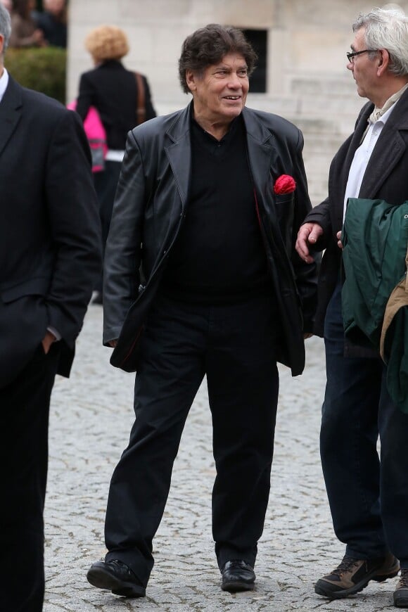 Pierre Péan, aux obsèques du journaliste Philippe Cohen au Père Lachaise à Paris, le 25 octobre 2013.