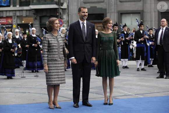 Sofia, et Felipe et Letizia lors de la cérémonie de remise des prix Prince des Asturies à Oviedo, le 25 octobre 2013.