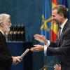 Le prince Felipe d'Espagne remet le prix des arts à Michael Haneke lors de la cérémonie de remise des prix Prince des Asturies à Oviedo, le 25 octobre 2013.