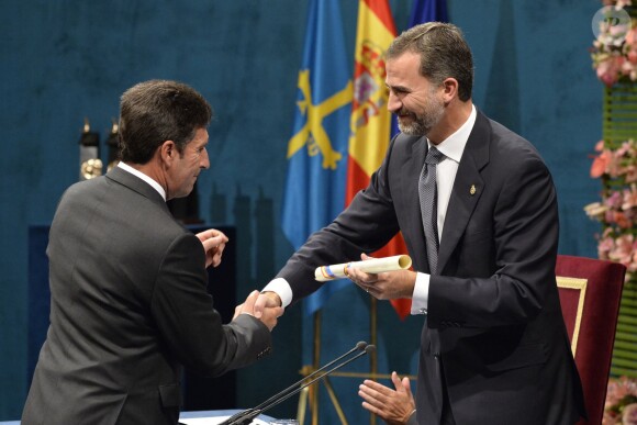 Le prince Felipe d'Espagne remet le prix des sports à Jose Maria Olazabal lors de la cérémonie de remise des prix Prince des Asturies à Oviedo, le 25 octobre 2013.