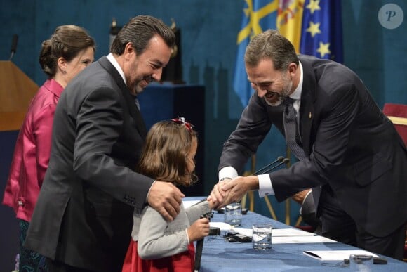 Le prince Felipe d'Espagne remet le prix Concorde à Miguel Carballeda Pineiro lors de la cérémonie de remise des prix Prince des Asturies à Oviedo, le 25 octobre 2013.