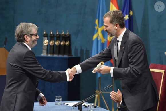 Le prince Felipe d'Espagne remet le prix de littérature à Antonio Munoz Molina lors de la cérémonie de remise des prix Prince des Asturies à Oviedo, le 25 octobre 2013.