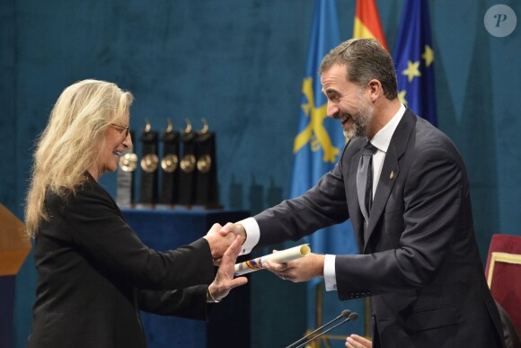 Le prince Felipe d'Espagne remet le prix des communications et humanités à Annie Leibovitz lors de la cérémonie de remise des prix Prince des Asturies à Oviedo, le 25 octobre 2013.