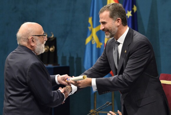 Le prince Felipe d'Espagne remet le prix des techniques et recherches scientifiques à François Englert lors de la cérémonie de remise des prix Prince des Asturies à Oviedo, le 25 octobre 2013.