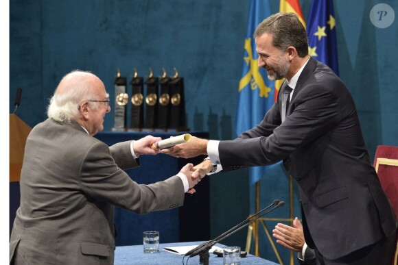 Le prince Felipe d'Espagne remet le prix des techniques et recherches scientifiques à Peter Higgs lors de la cérémonie de remise des prix Prince des Asturies à Oviedo, le 25 octobre 2013.