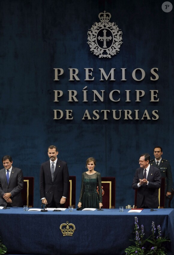Le prince Felipe et la princesse Letizia lors de la cérémonie de remise des prix Prince des Asturies à Oviedo, le 25 octobre 2013.