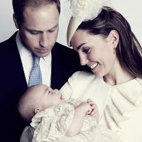 Prince George : Il nous offre un beau sourire dans les bras de Kate Middleton
