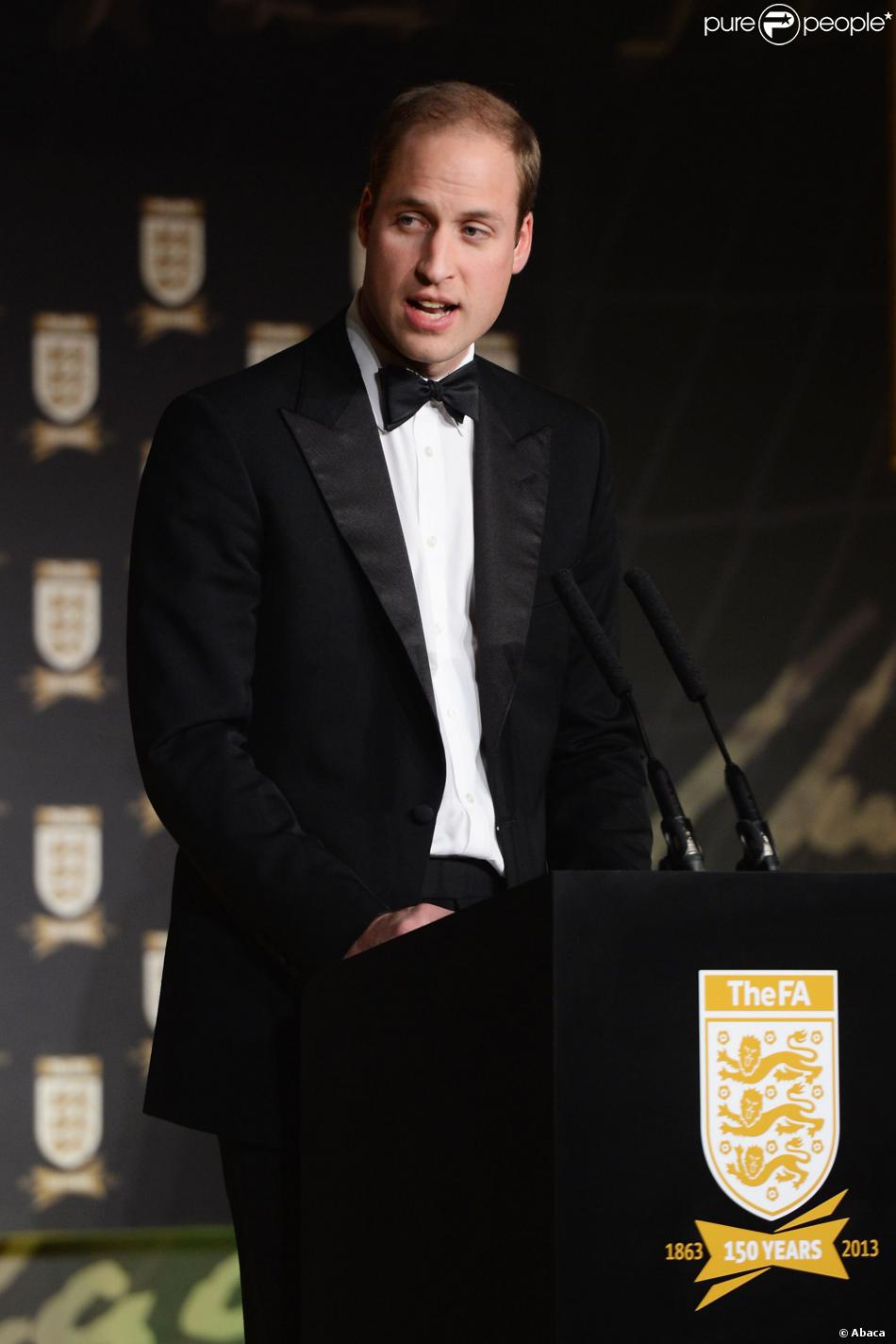 William, Duc de Cambridge, donne un discours lors du dîner de gala célébrant le 150e anniversaire de la FA au Grand Connaught Rooms de Londres, le 26 octobre 2013.