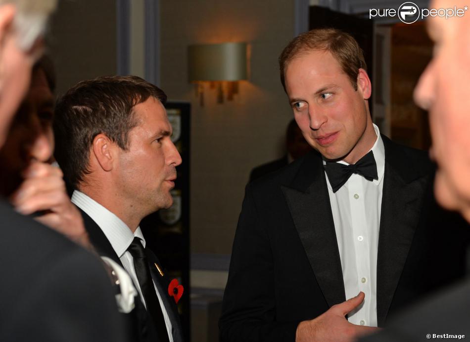 Michael Owen et le prince William lors du dîner de gala célébrant le 150e anniversaire de la FA au Grand Connaught Rooms de Londres, le 26 octobre 2013.