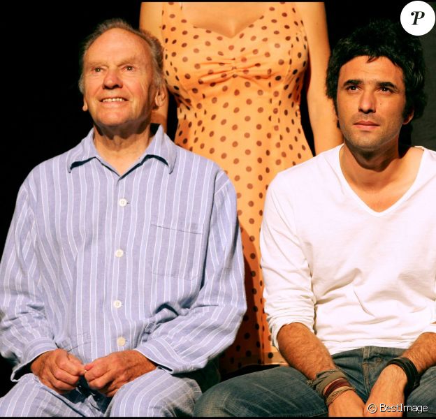 Jean-Louis Trintignant et Samuel Benchetrit lors de la présentation de la pièce Moins 2 à Paris en 2005