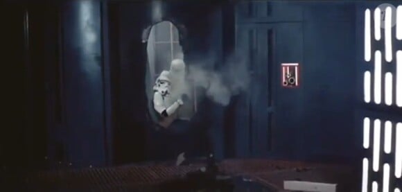 Des soldats de l'Empire chutent dans le décor de Star Wars - Episode IV.