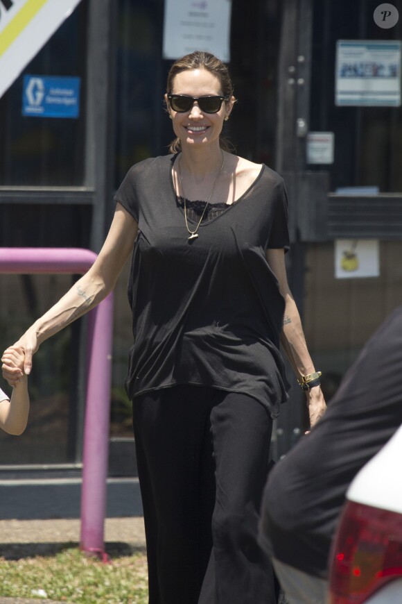 Angelina Jolie avec trois de ses enfants, Pax, Vivienne et Knox, sur la Gold Coast en Australie, le 27 octobre 2013.